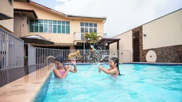 Piscina externa, funciona das 10h às meia-noite, espreguiçadeiras