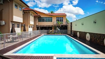 Piscina externa, funciona das 10h às meia-noite, espreguiçadeiras