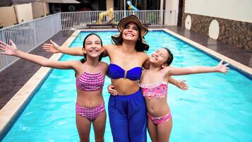 Piscina externa, funciona das 10h às meia-noite, espreguiçadeiras