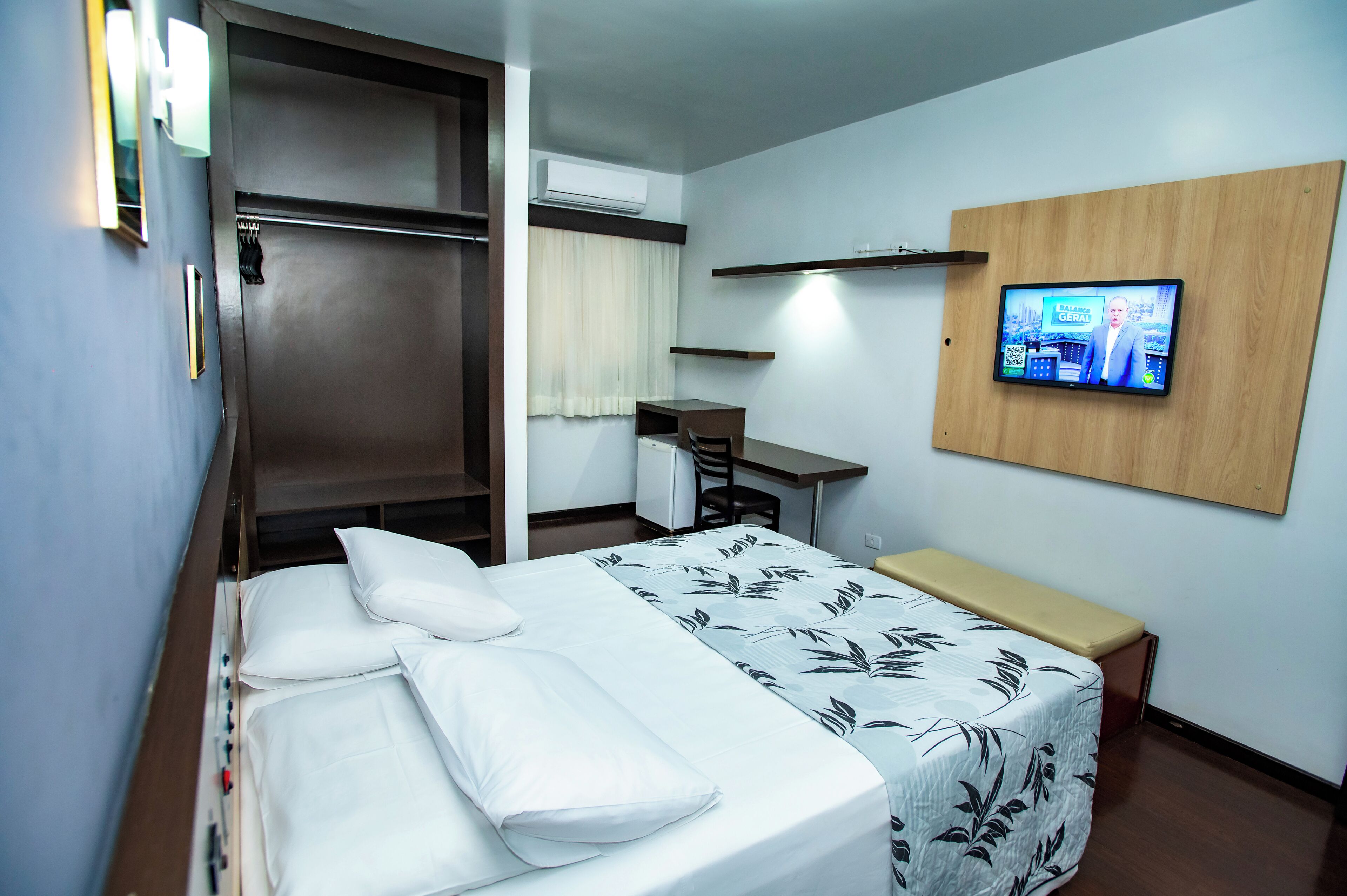 Quarto duplo luxo | Frigobar, cofres nos quartos, escrivaninha