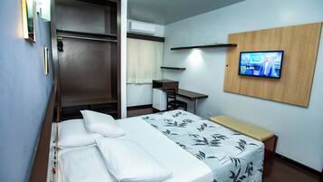 Quarto duplo luxo | Frigobar, cofres nos quartos, escrivaninha