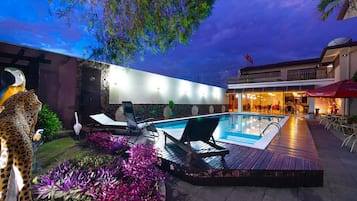 Piscine extérieure, accès possible de 10 h 00 à minuit, chaises longues