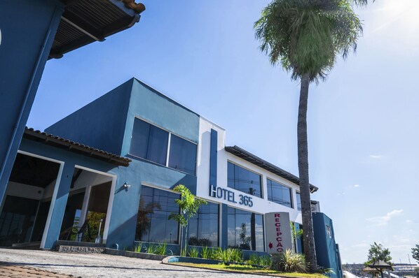 Vista frontal de la propiedad