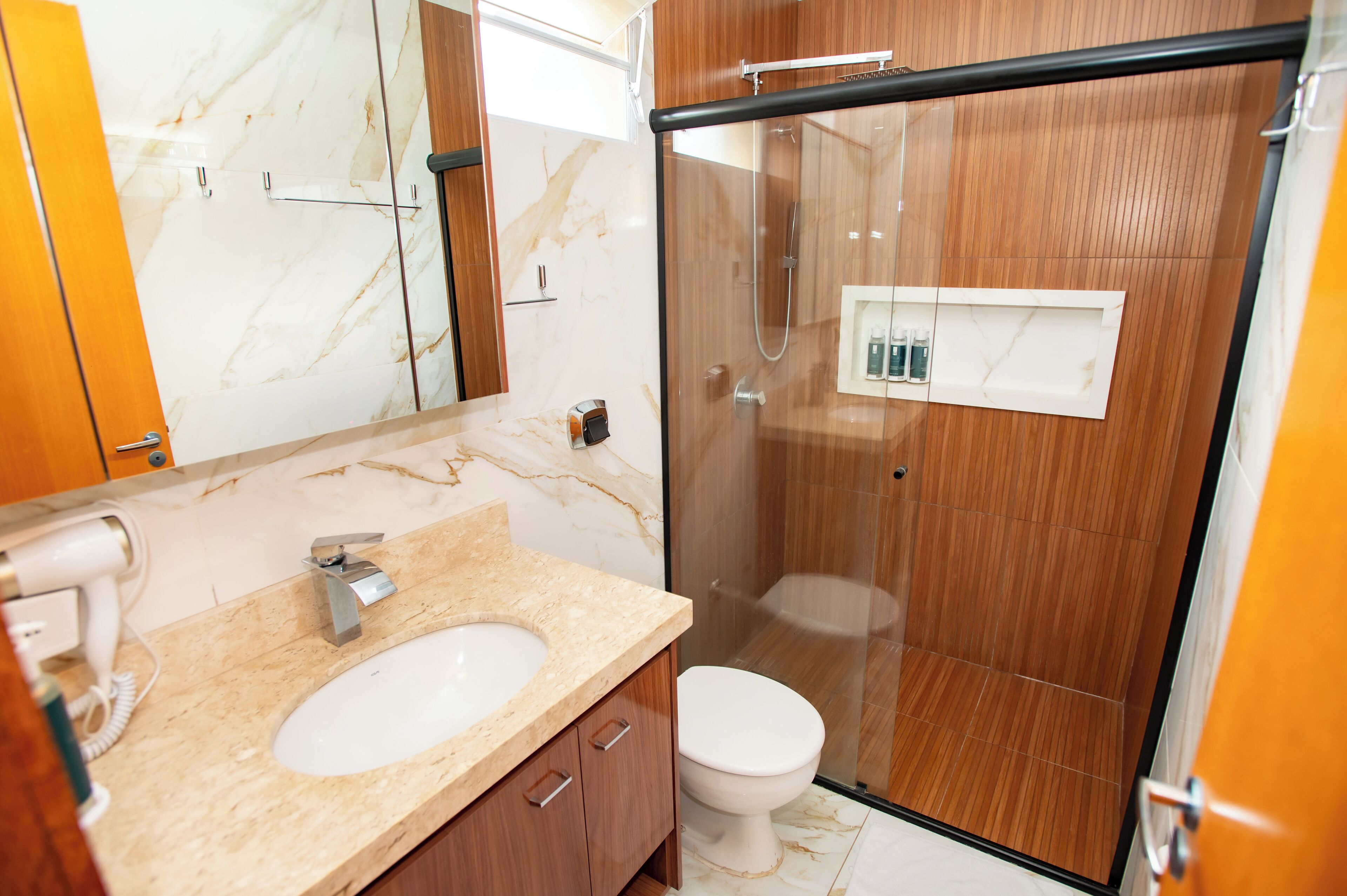 executive room | bathroom | shower, towels