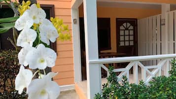 Suite, 1 kingsize-seng med sovesofa, bassengutsikt | Terrasse/patio