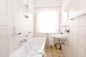 Habitación doble, Terraza | Baño | Amenidades de baño gratuitas y toallas 