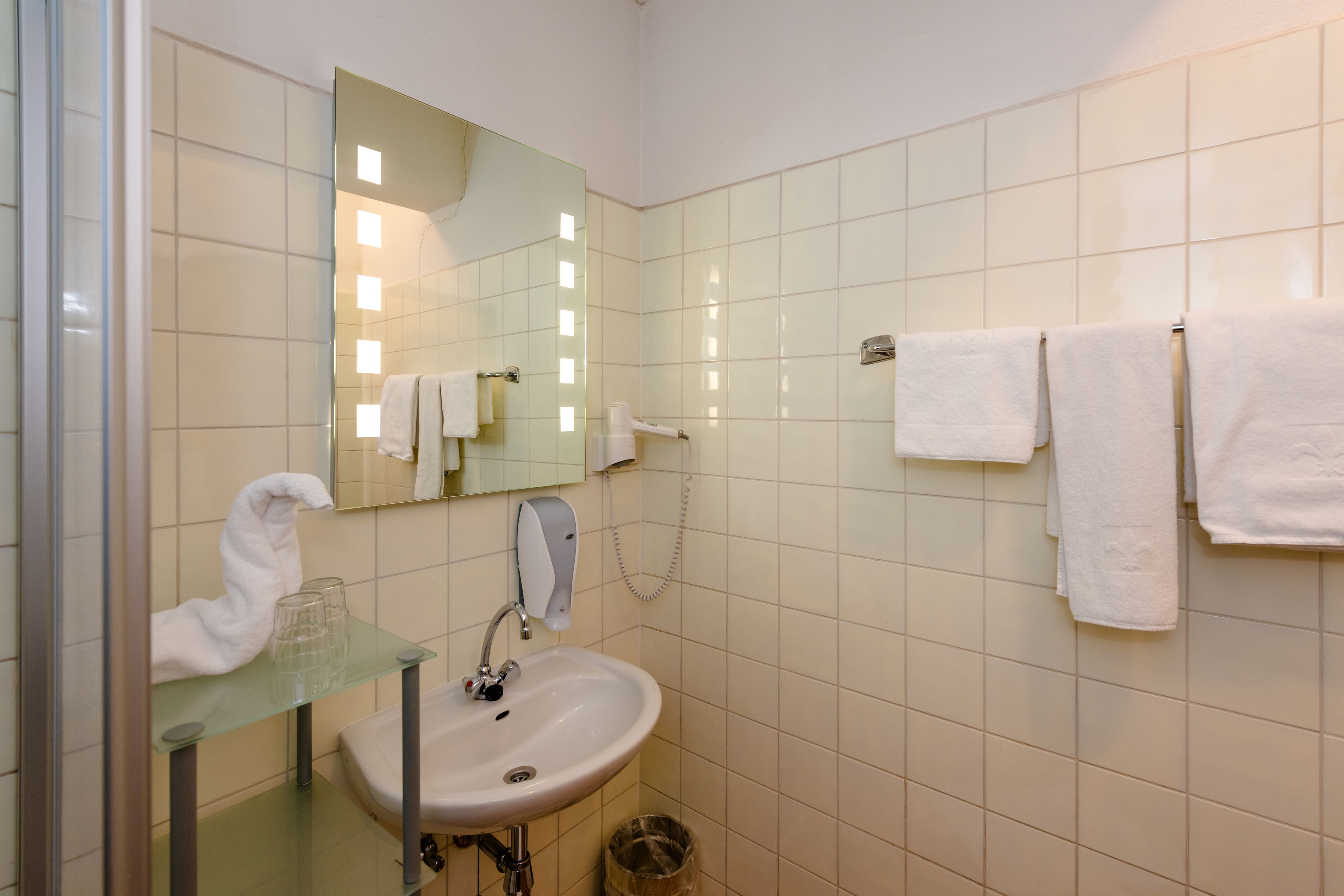 superior double room | bathroom | free toiletries, towels