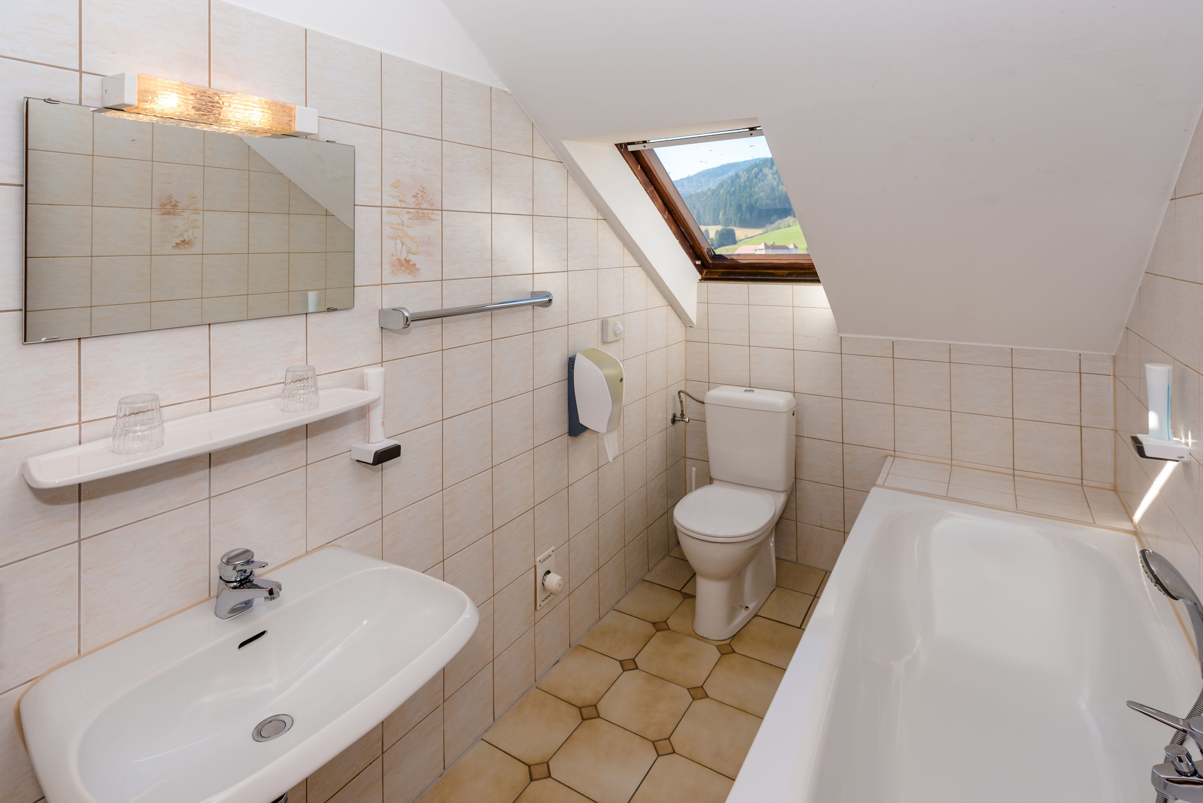comfort double room | bathroom | free toiletries, towels