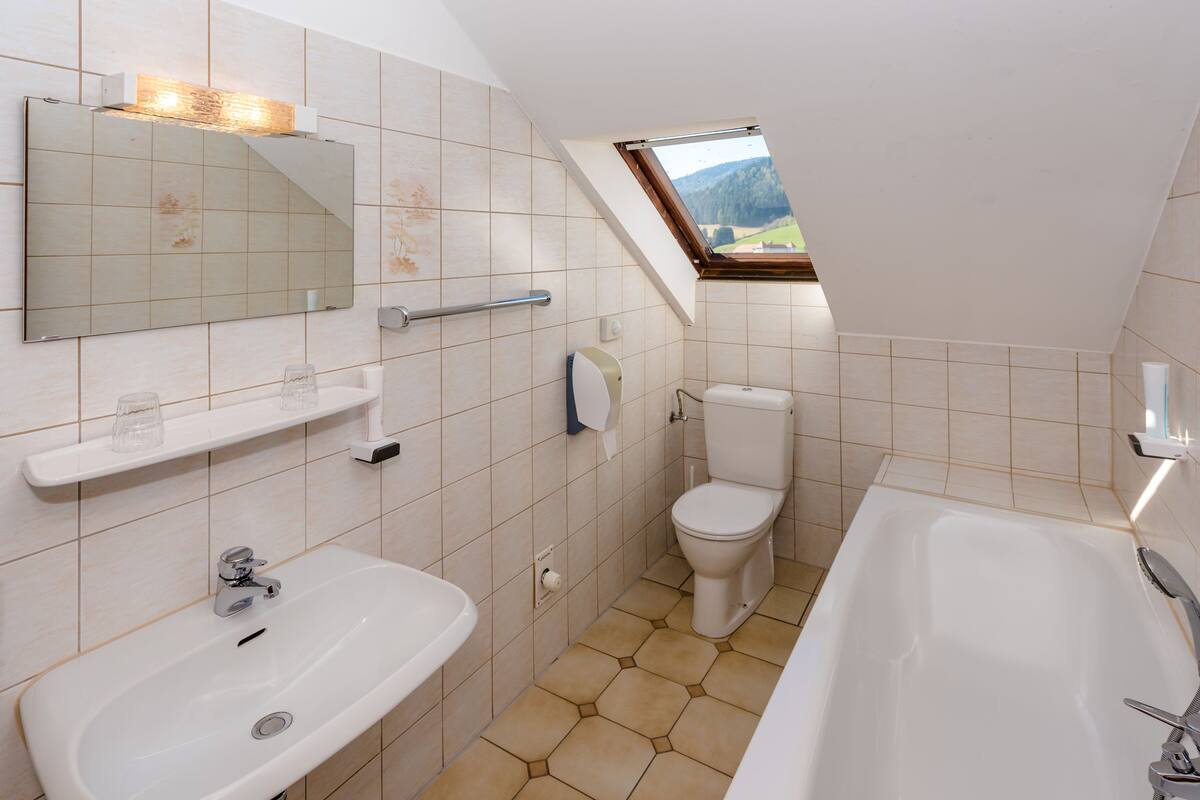 comfort double room | bathroom | free toiletries, towels