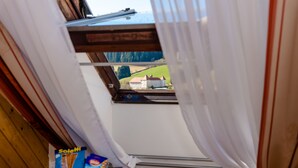Una ventana con vista a una casa y un paquete de chocolate Soletti.