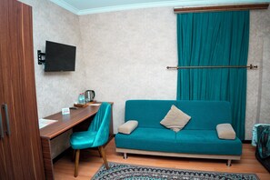 标准双床房 | 高档床上用品、迷你吧、客房内保险箱、办公桌