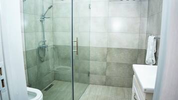 Comfort-Vierbettzimmer | Badezimmer