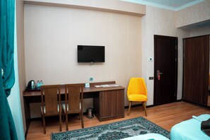 标准双床房 | 高档床上用品、迷你吧、客房内保险箱、办公桌