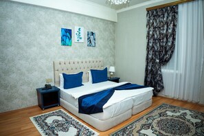 标准双人房 | 高档床上用品、迷你吧、客房内保险箱、办公桌