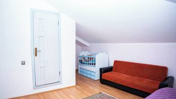 Quadrupla Comfort | Biancheria da letto di alta qualità, minibar, una cassaforte in camera