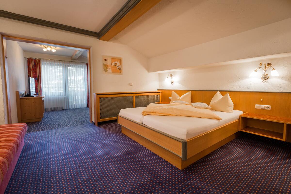 Suíte, sacada, vista para a montanha | Roupas de cama premium, frigobar, cofres nos quartos, escrivaninha