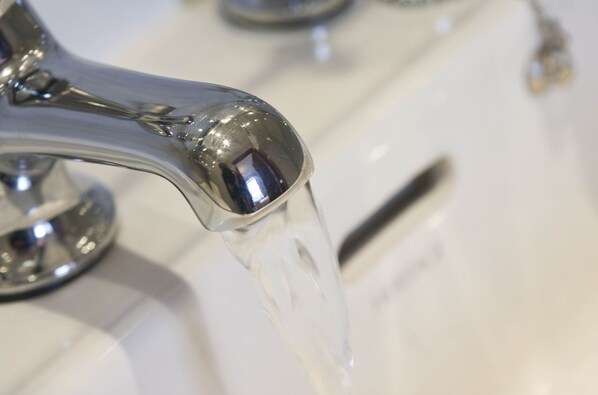 Bathroom sink - The Ship Inn (Stonehaven)