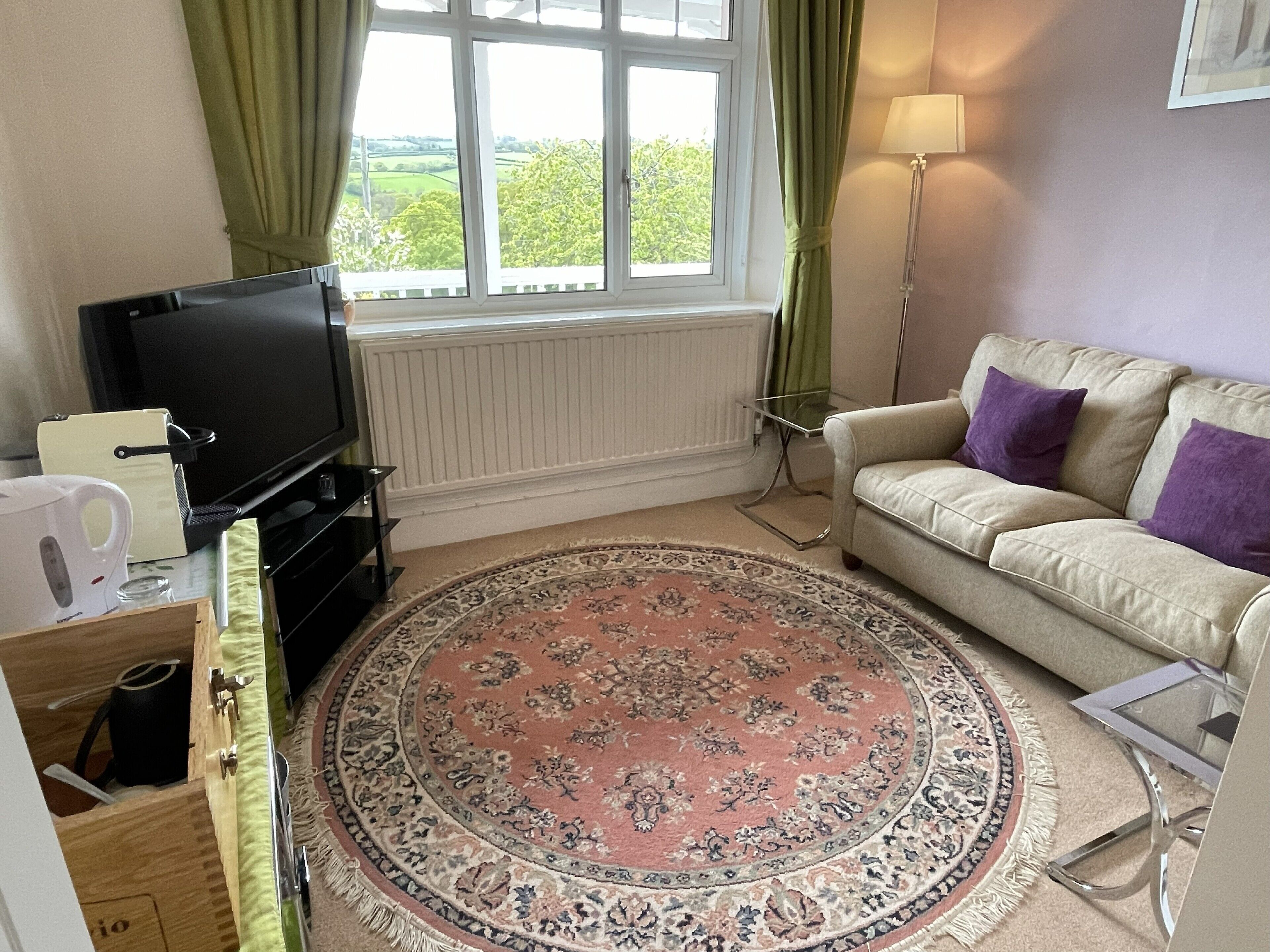 Dobbelt- eller tomannsrom, 1. etasje (Superking/Twin Suite Dog Friendly) | Oppholdsområde | En 32-tommers TV med digitale kanaler