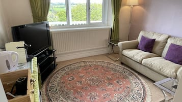 Dobbelt- eller tomannsrom, 1. etasje (Superking/Twin Suite Dog Friendly) | Oppholdsområde | En 32-tommers TV med digitale kanaler