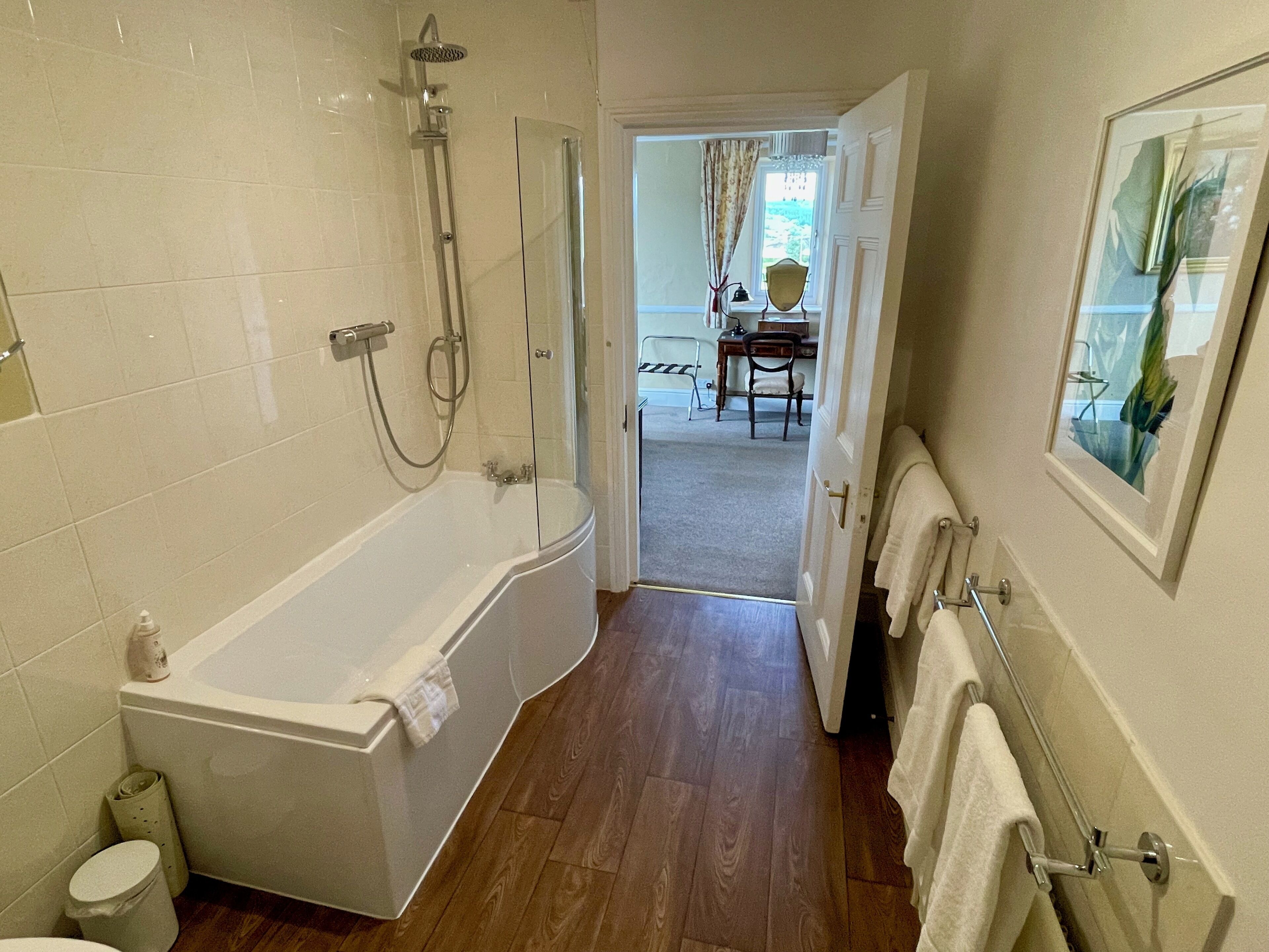 Un baño con bañera, inodoro y ducha.
