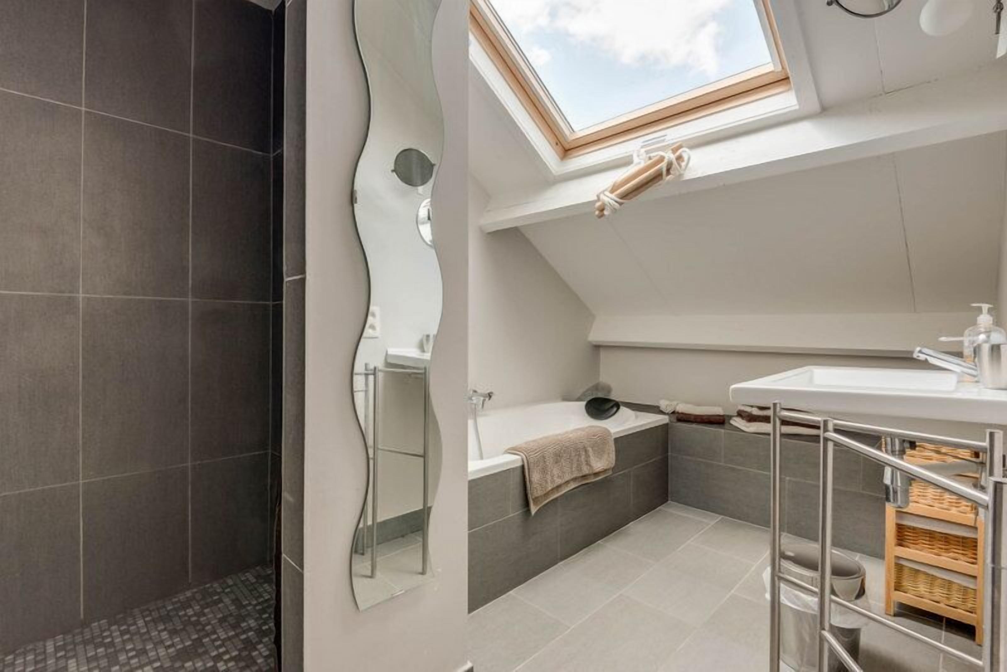 Room (6) | Bathroom | Shower, free toiletries, hair dryer, towels