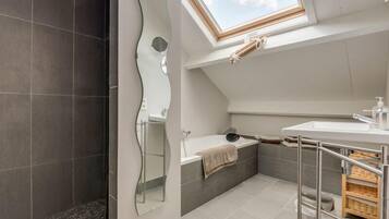 Room (6) | Bathroom | Shower, free toiletries, hair dryer, towels