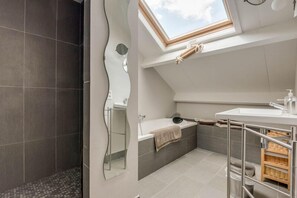 Room (6) | Bathroom | Shower, free toiletries, hair dryer, towels