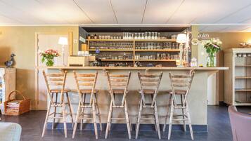 Lounge dans le hall, vue sur le jardin, ouvert tous les jours