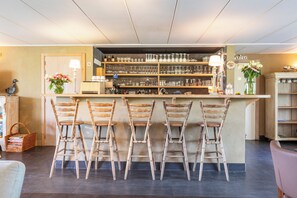 Lounge dans le hall, vue sur le jardin, ouvert tous les jours