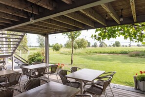 Petit déjeuner servi sur place, vue sur le jardin