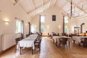 Serveert ontbijt, uitzicht op de tuin 