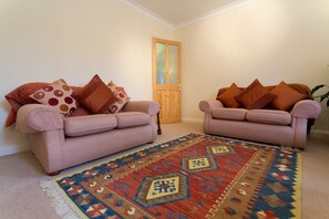 Standard Apartment, 1 Bedroom | Living room | 32-inch flat-screen TV with digital channels, LCD TV, DVD player - Poplar House Serviced Apartments (York)