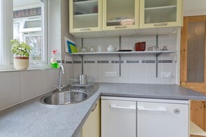 Standard Apartment, 1 Bedroom | Private kitchen | Full-size fridge, microwave, espresso maker, coffee/tea maker - Poplar House Serviced Apartments (York)