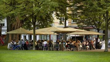 Se sirven desayunos, comidas, cenas y cocina italiana