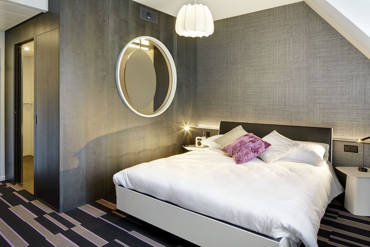 1 bedroom, hypo-allergenic bedding, minibar, in-room safe