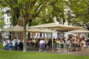 Breakfast, lunch, dinner served; Italian cuisine