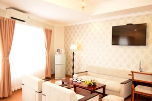 套房, 公园景观 | 迷你吧、客房内保险箱、办公桌、遮光窗帘