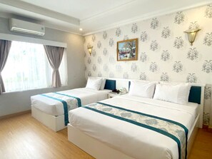 スーペリア トリプルルーム ベッド (複数台) 専用バスルーム | ミニバー、セーフティボックス (室内)、デスク、ノートパソコン用作業スペース