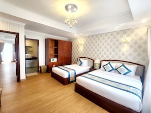 Minibar, coffres-forts dans les chambres, bureau, rideaux occultants