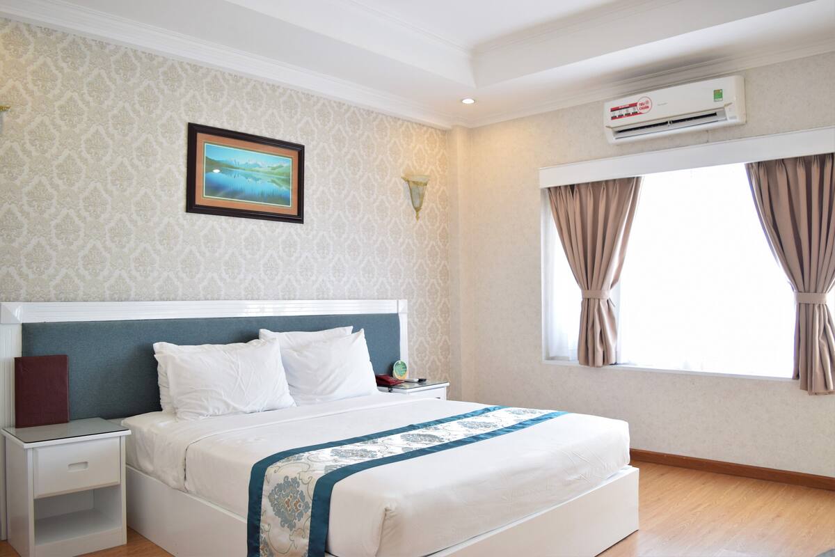 Quarto casal superior | Frigobar, cofres nos quartos, escrivaninha