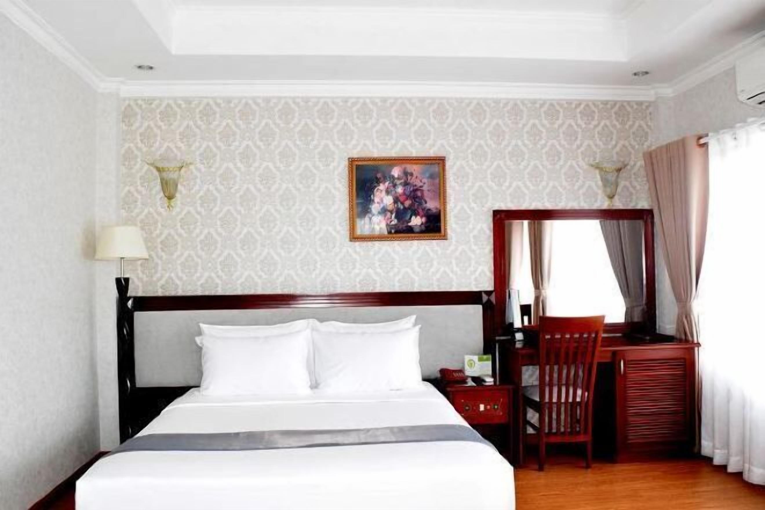 Minibar, Zimmersafe, Schreibtisch, Verdunkelungsvorhänge