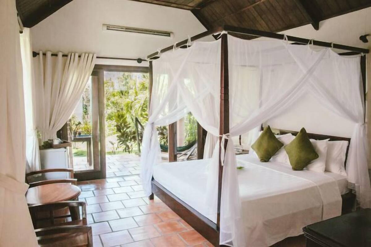 Frigobar, cofres nos quartos, Wi-Fi de cortesia, roupa de cama