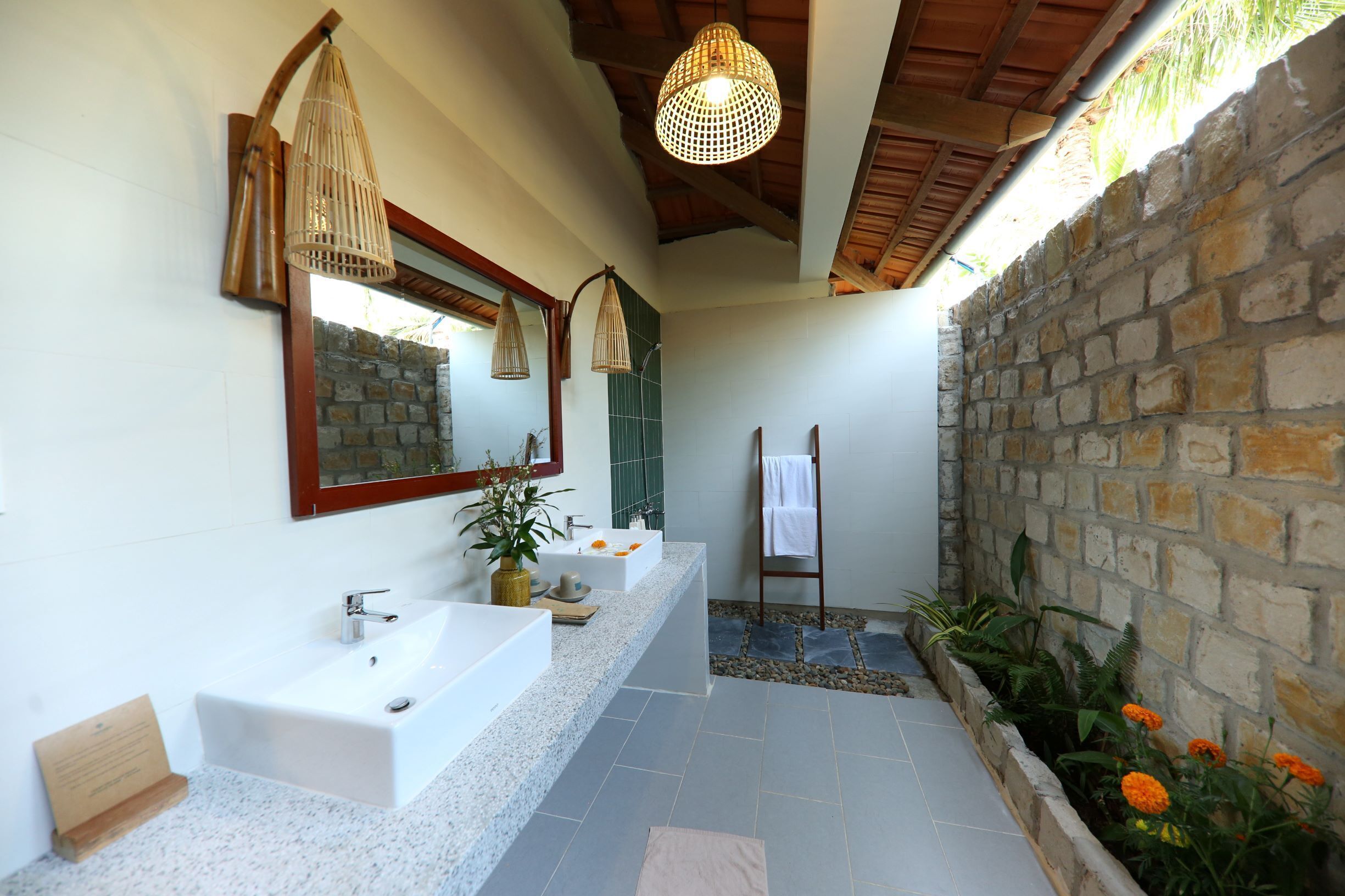 panorama family bungalow with sea view | bathroom | shower, free toiletries, hair dryer, slippers