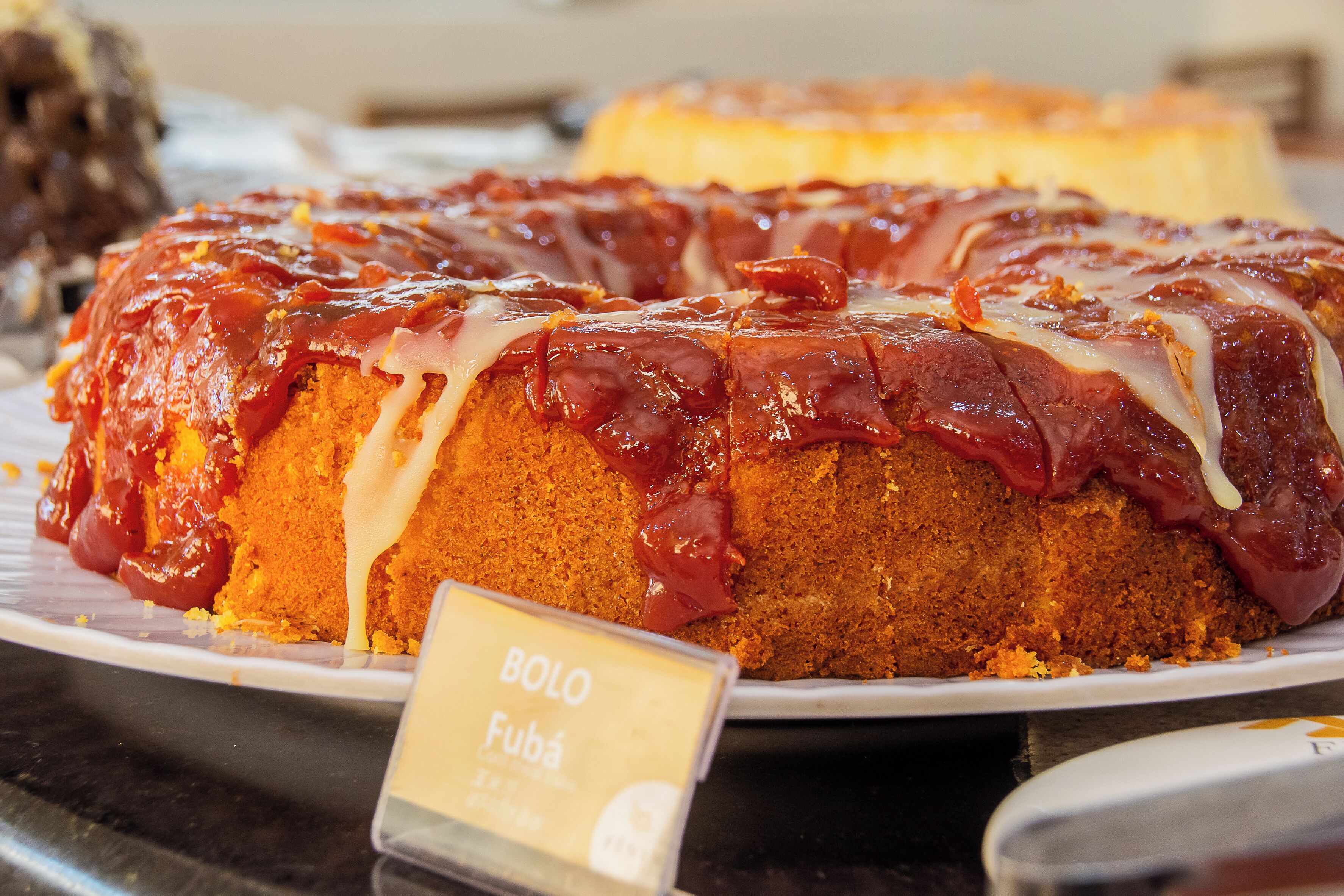 A cake with a label reading "BOLO Fúba".