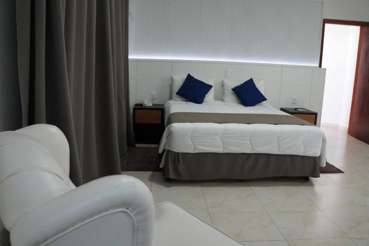 Minibar, caja de seguridad en la habitación y escritorio