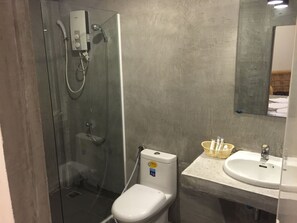 Bathtub, hair dryer - Hometown Hotel (Phnom Penh)