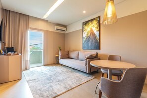 高級套房, 1 張特大雙人床, 按摩浴缸 | 迷你吧、隔音、免費無線上網、床單