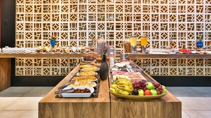 بوفيه فطور مجانًا يوميًا
