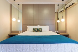 Suite Supérieure, 1 très grand lit, baignoire à jets | Minibar, chambres insonorisées, Wi-Fi gratuit, draps fournis