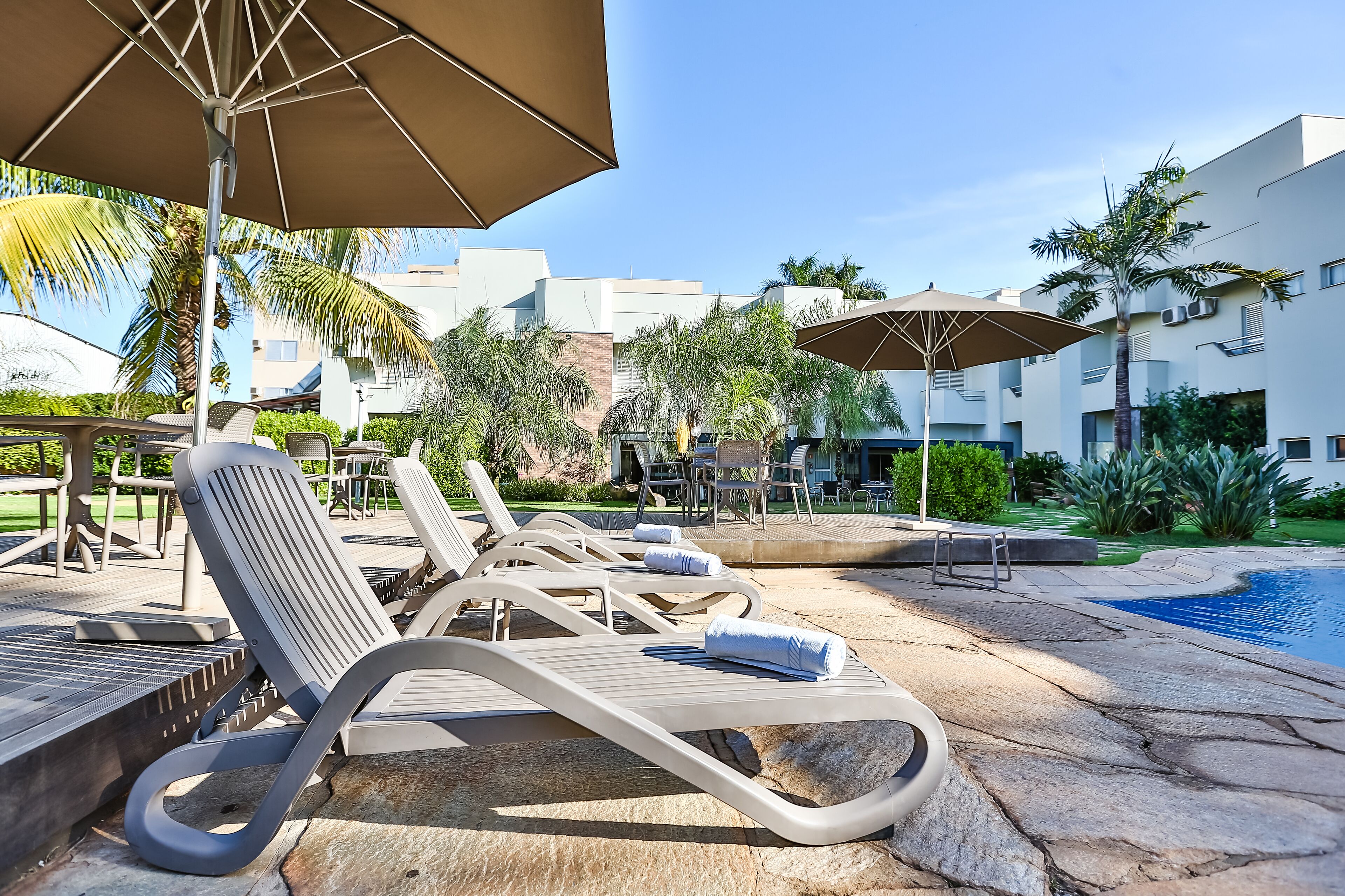 Piscine extérieure, chaises longues